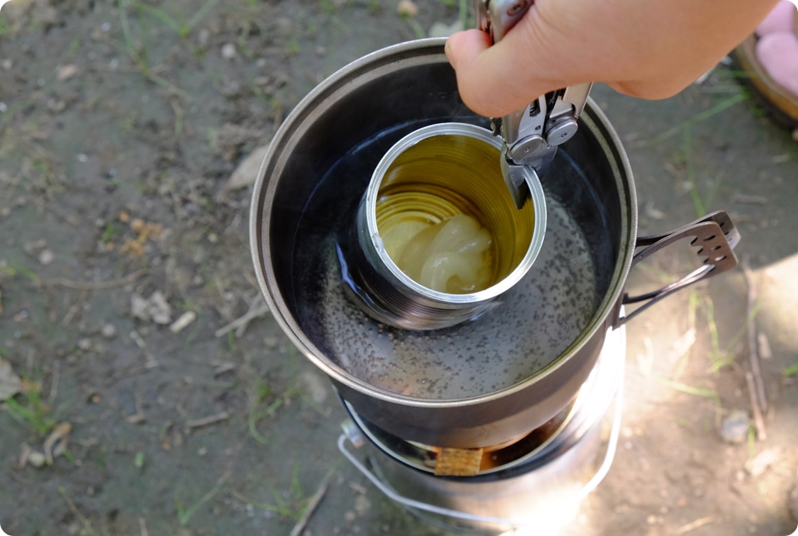 湯煎で白色ワセリンを溶かし、粧用コットンや木綿布を浸す