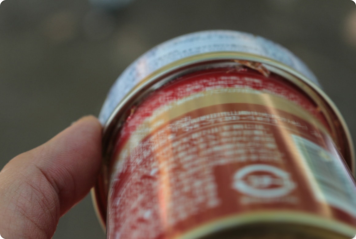 密閉できるスチール製の缶