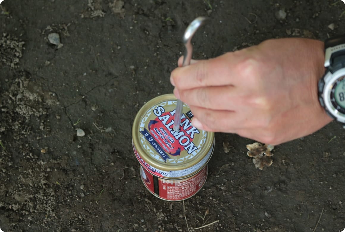 フタに1カ所だけ穴を開ける