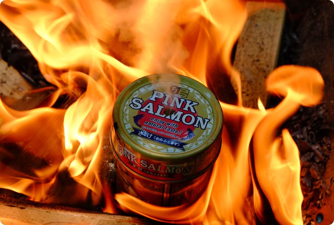 缶が熱せられると缶の穴からガスが出る