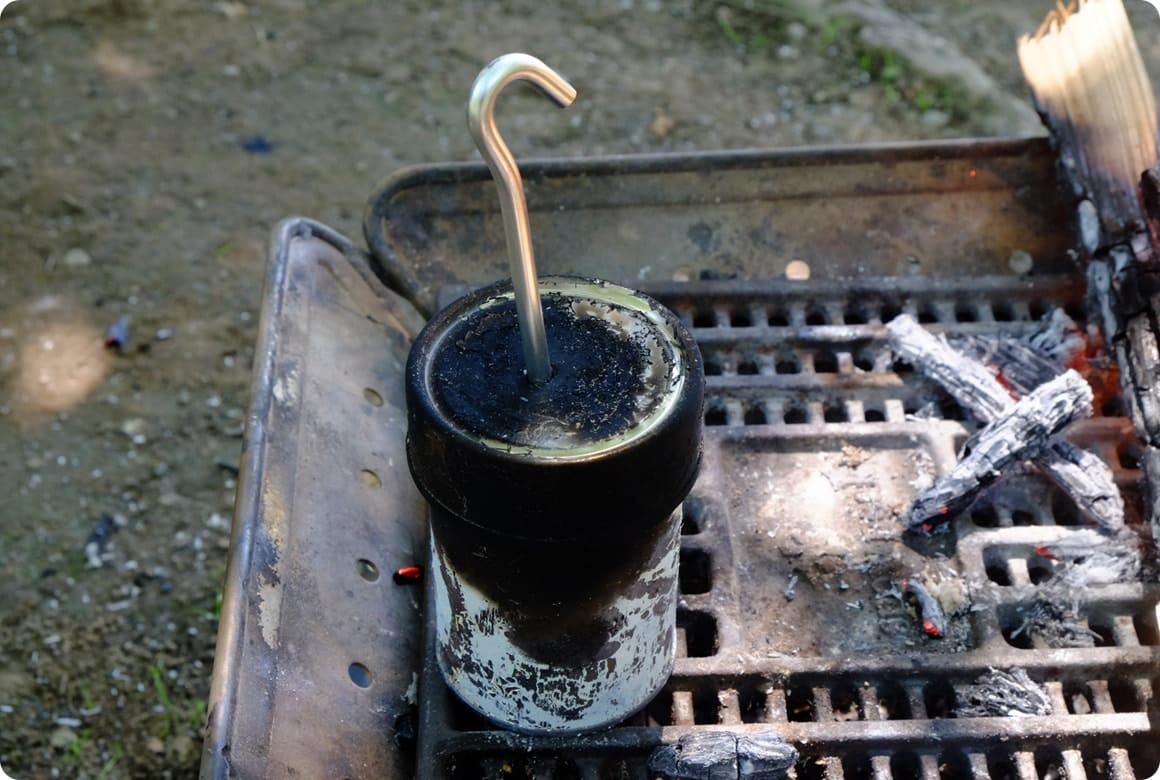 缶の穴から煙が出なくなったら、穴にペグを刺して塞ぐ