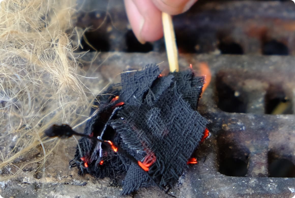 炭布はマッチ１本で赤くなり熱を発する