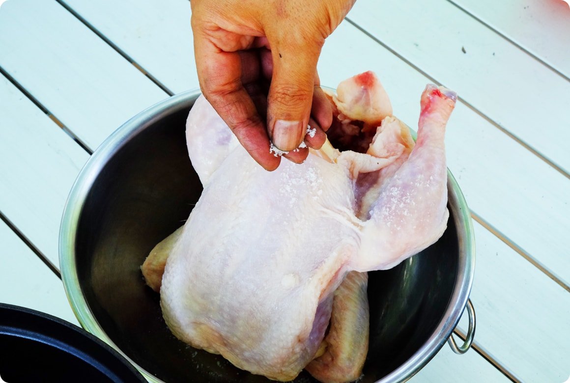 1.丸鶏を洗い、塩をすり込む