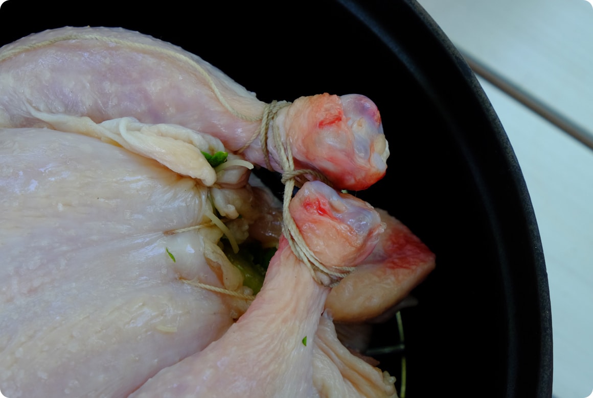 たこ糸や麻ひもで脚部分を結んでおくと、仕上がりが綺麗になります