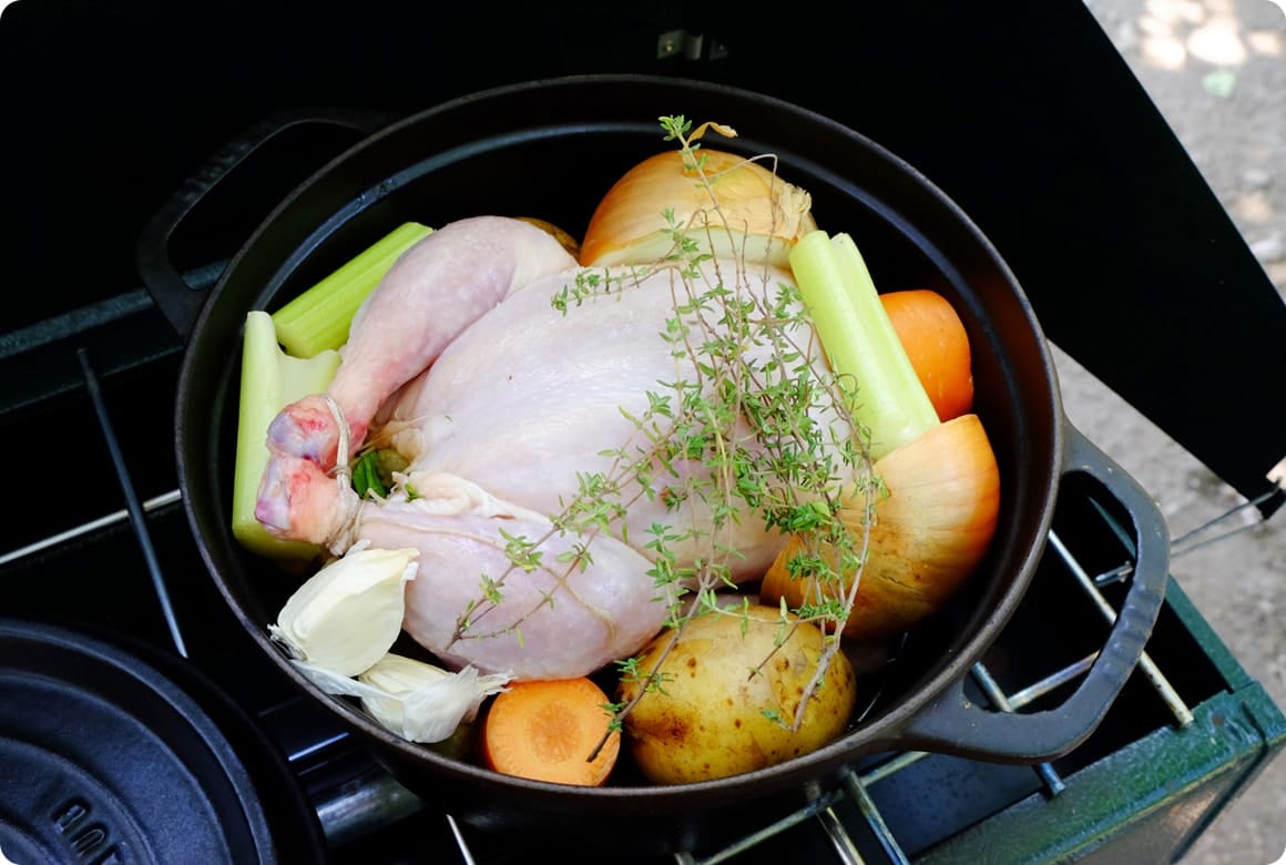 皮付きの野菜を並べたら蓋をして、ダッチオーブン対応のバーナーや焚き火で加熱します