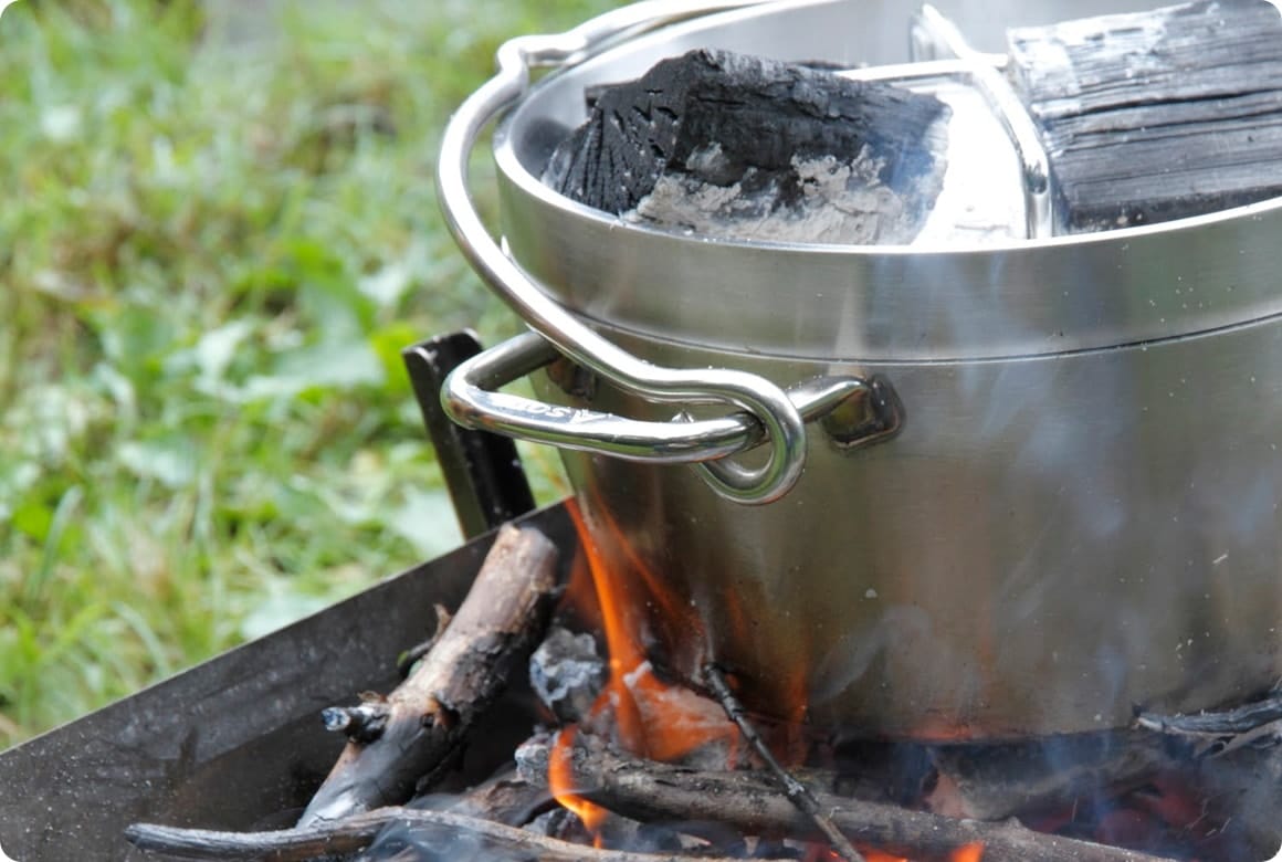 焚き火の場合も、ダッチオーブンの上にも下にも炭火や熾火を置き、上下から1時間ほど加熱