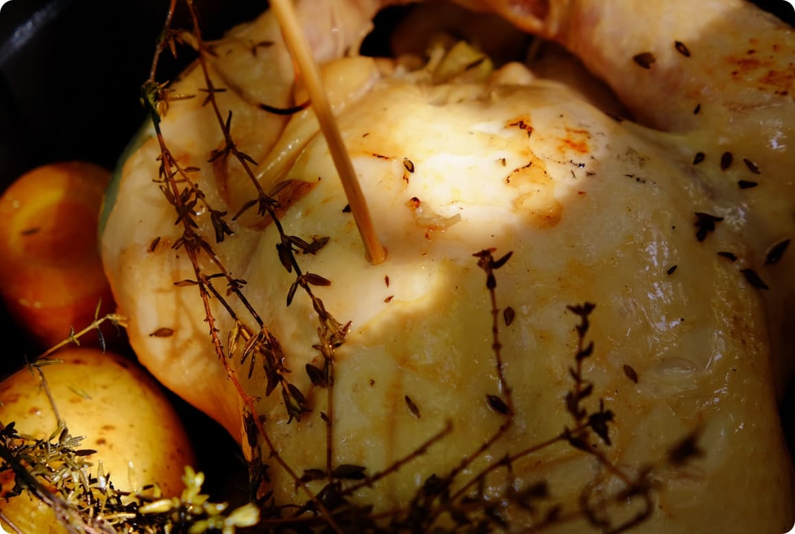 焼け具合は、竹串を刺して確認。透き通った汁が出てきて、かつ竹串を肌に当ててみて温かければ火が通った目安です