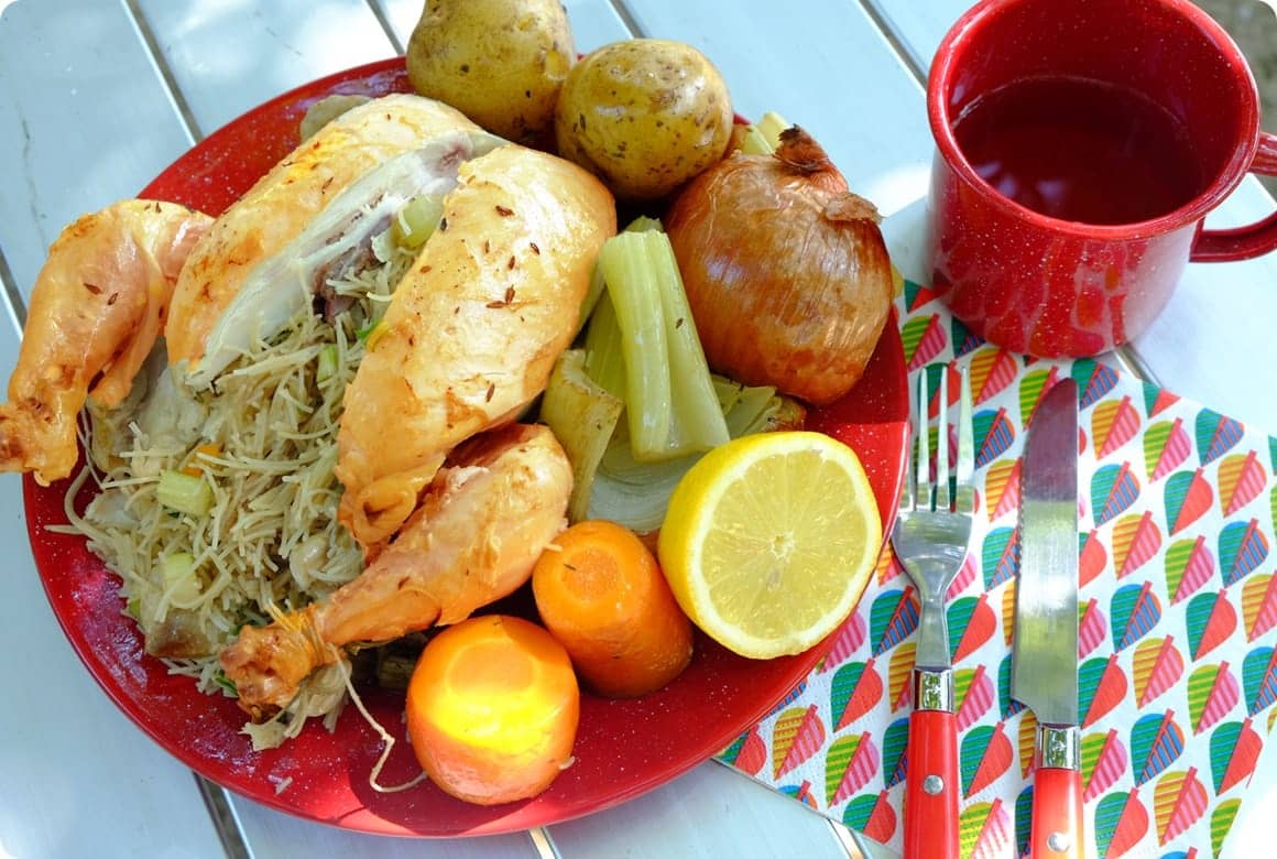 焼き上がった丸鶏は、おなかの中のビーフンや野菜が鶏肉のうまみを吸い込んでいます