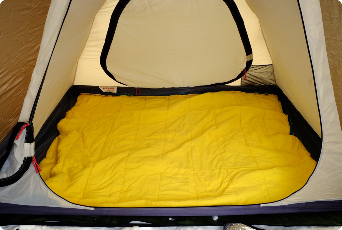 夏キャンプで使うテントインナーシートを敷く