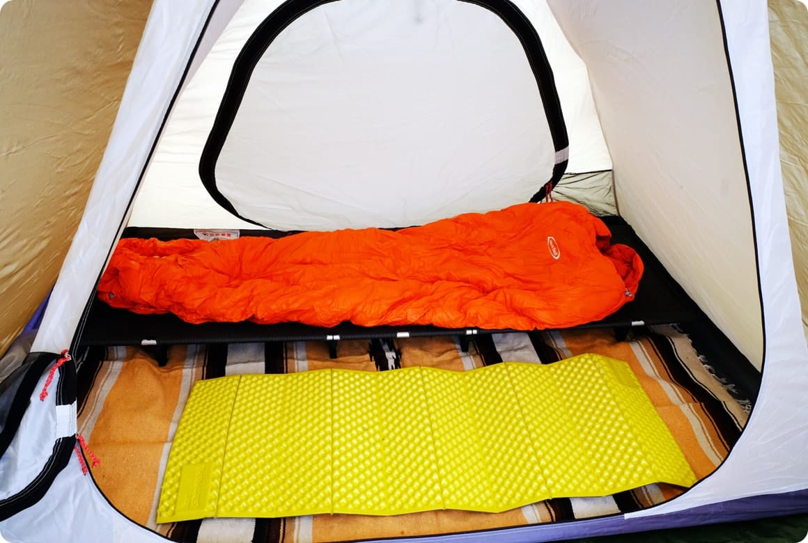 コットを人数分並べられない場合は保温性の高いマットを敷く