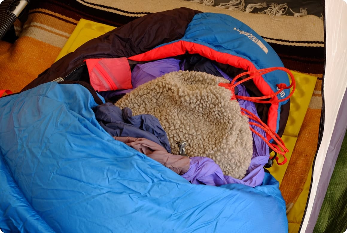 湯たんぽを寝袋に突っ込んでおく