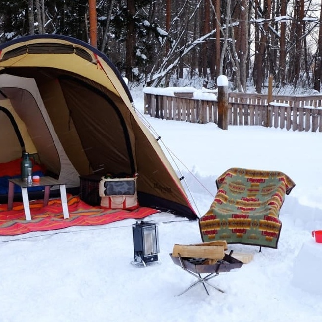 雪中キャンプを楽しもう！ふかふかの雪の上でテントを張るには？