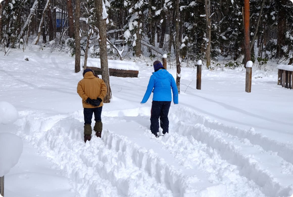 踏み固めるときは小刻みに歩き、なるべく平らになるように