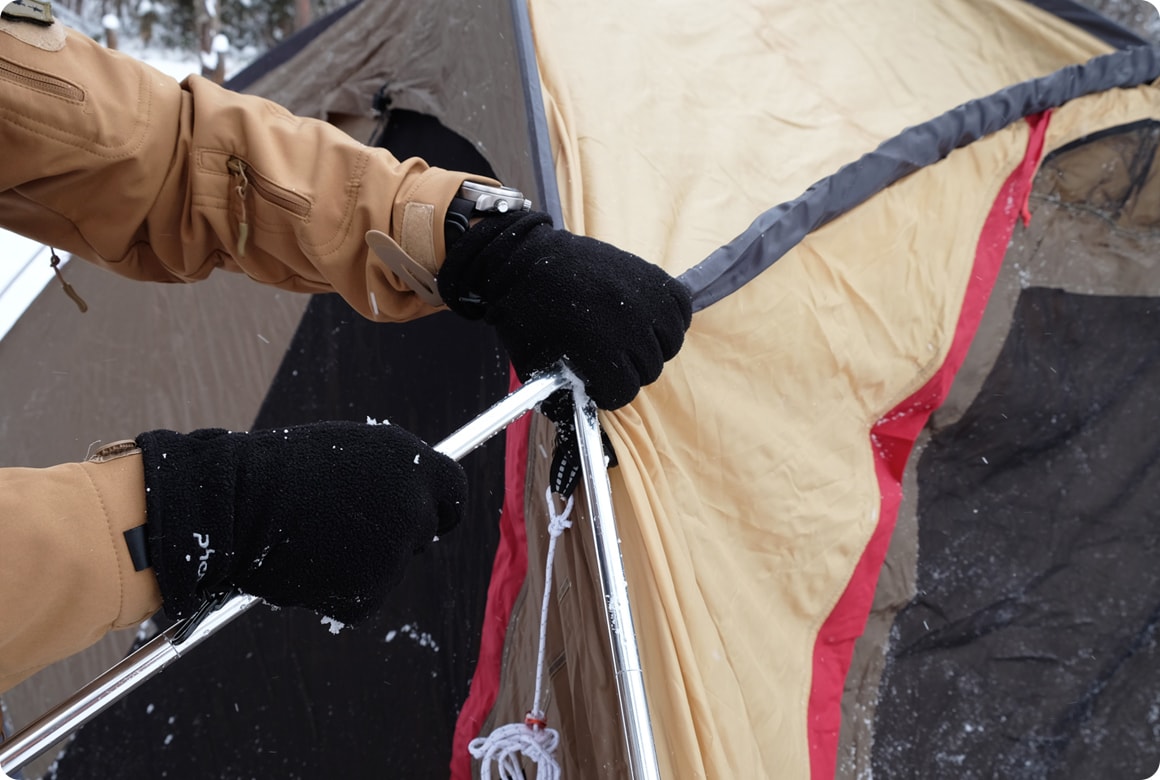 素手で触れないようグローブを着用