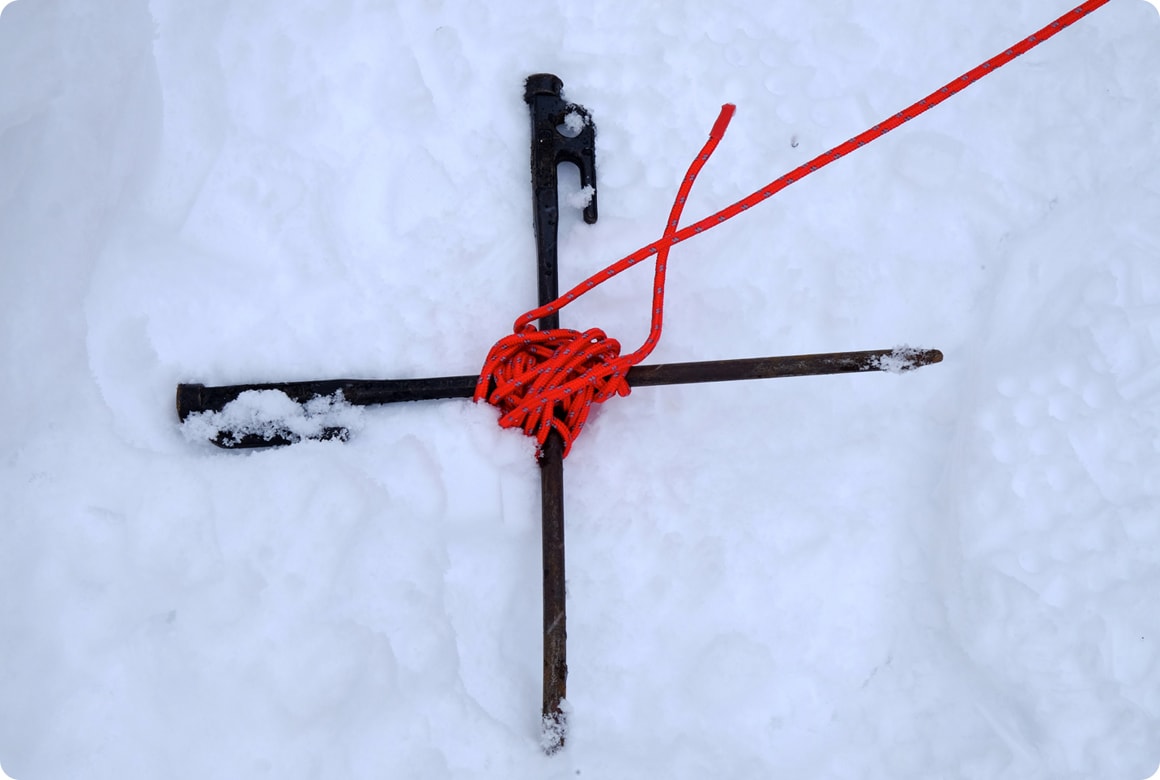 張り綱でペグを十字に固定