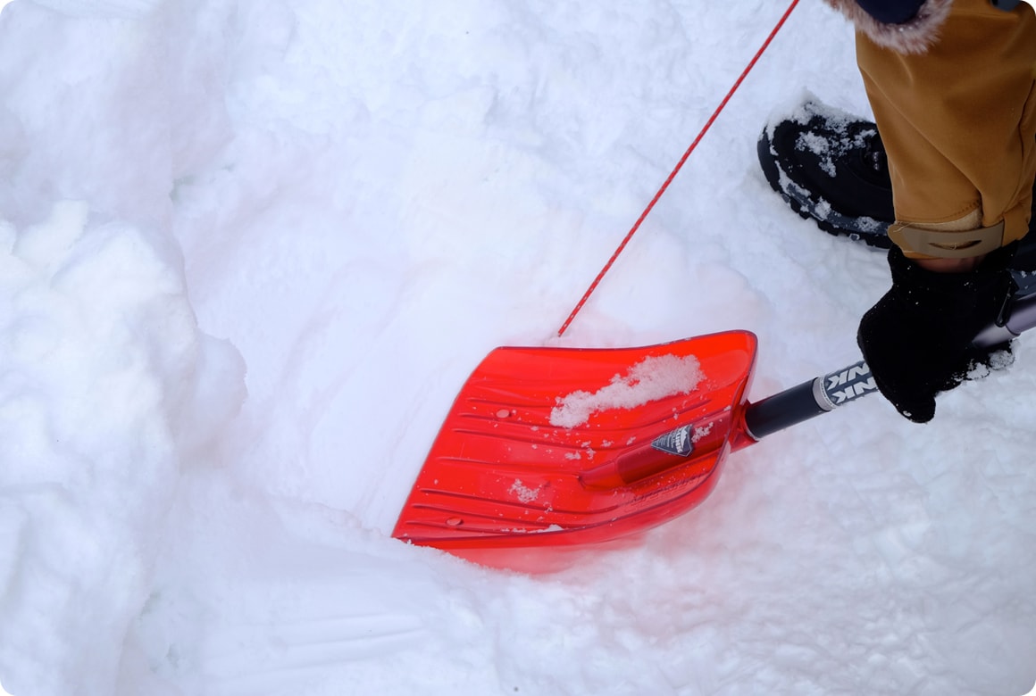 固定したら深く雪に埋めます