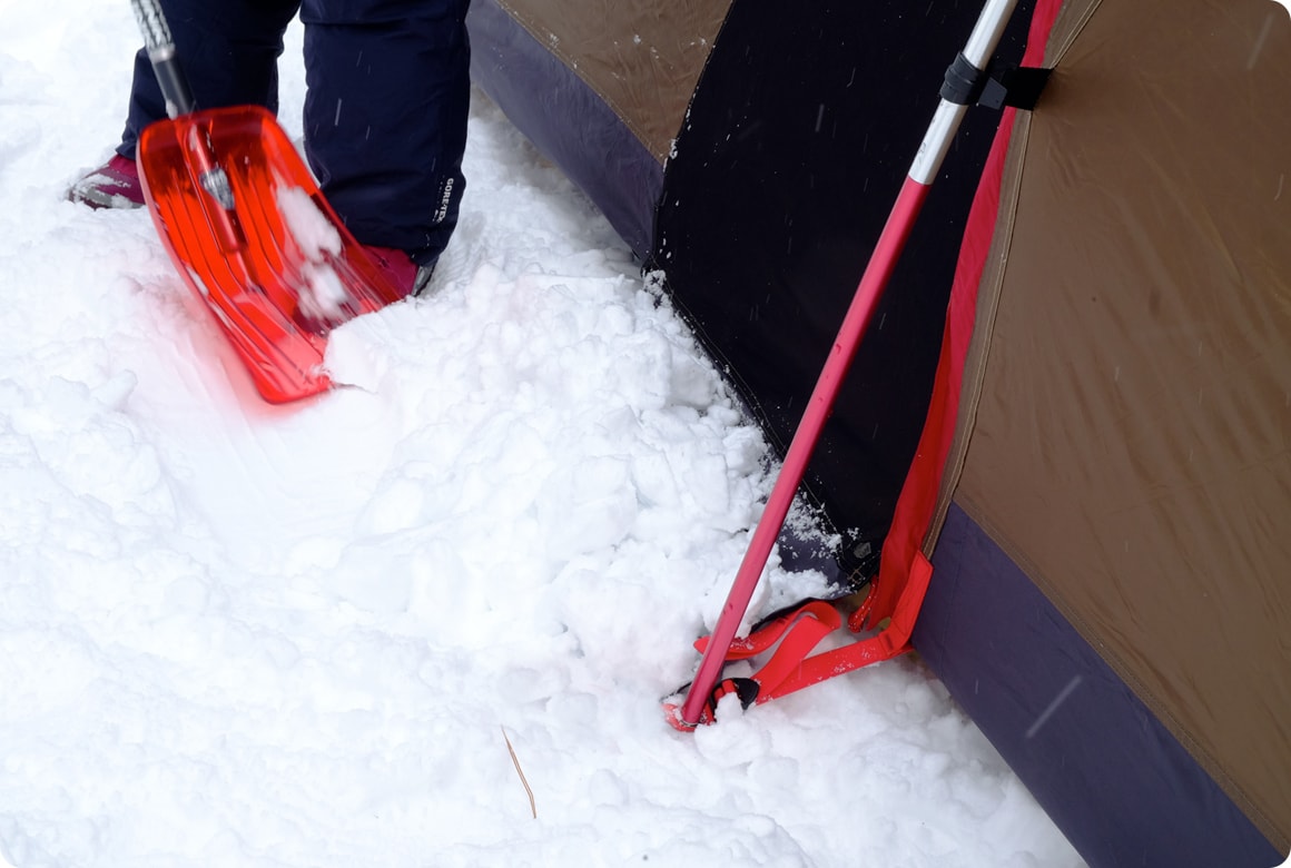 あらかじめテントの周りに溝を掘っておき、雪が溝の中に落ちるように