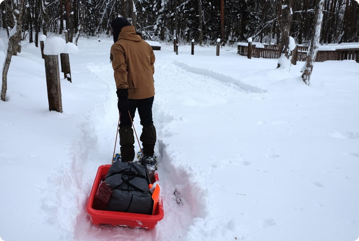 ソリがあれば大型テントの持ち運びが楽になる