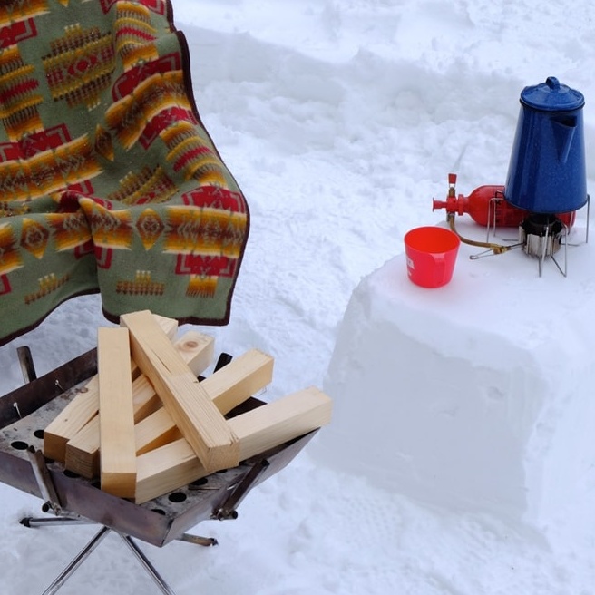 雪でテーブルを作ってみよう！雪中キャンプで楽しみたい外遊び