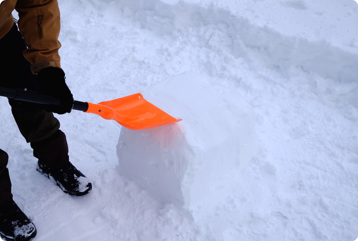 表面をスコップの背で薄く削ってなめらかに仕上げる