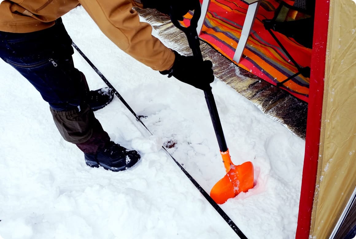 出入り口の内側に穴を掘る