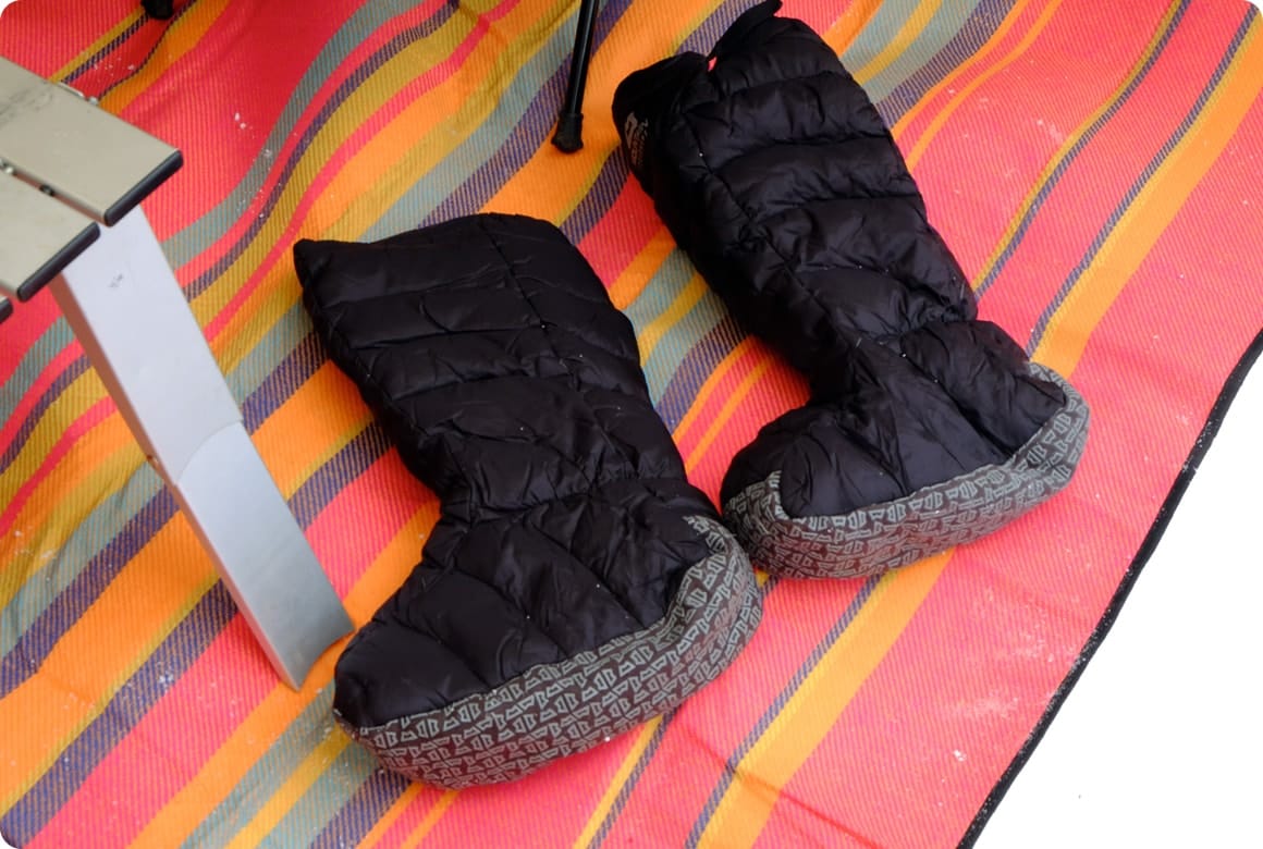 たっぷりのダウン、中綿などで足先を包むソックス