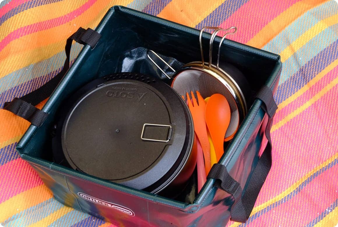 食器はペーパーで汚れを落とす