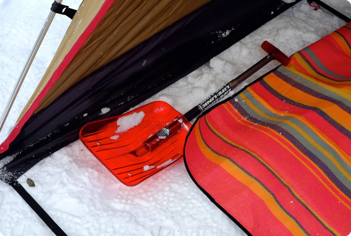 スノースコップはテント内に入れておく