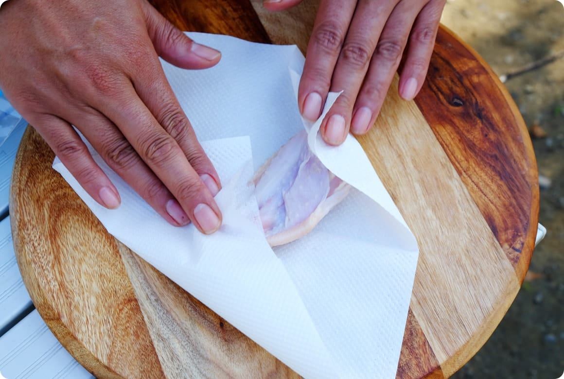 キッチンペーパー等で表面の水分を拭き取る