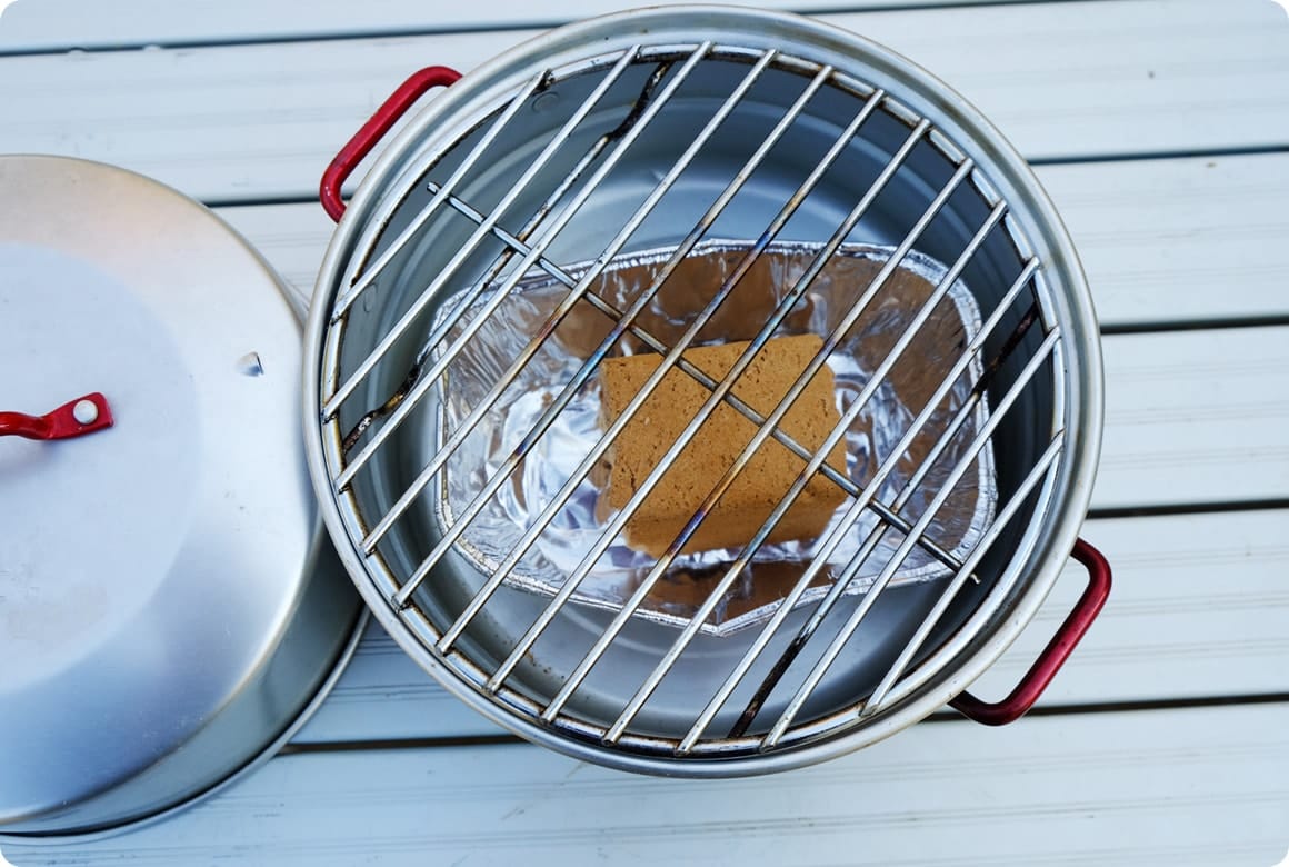 アルミ鍋には深めのアルミトレイにスモークウッドを入れる