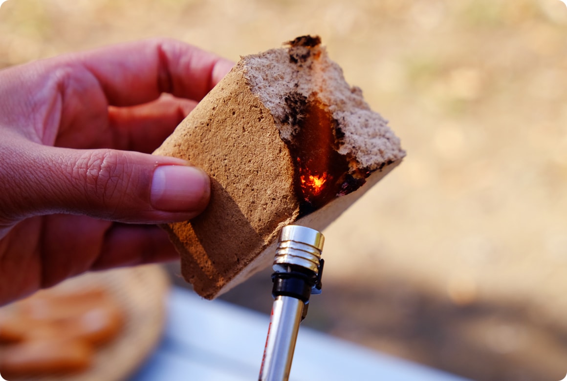 スモークウッドに火をつける