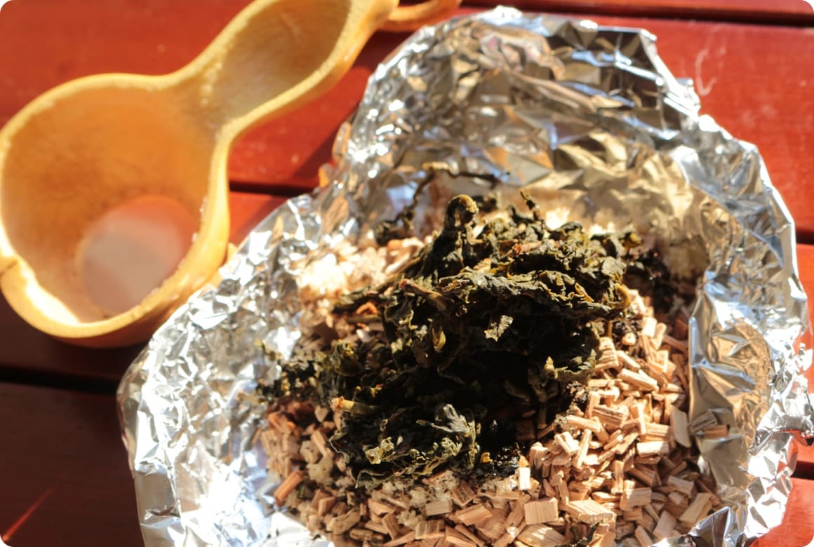 スモークチップと出がらしのお茶