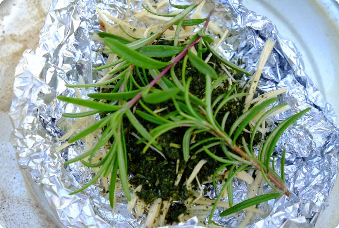 スモークチップと香草