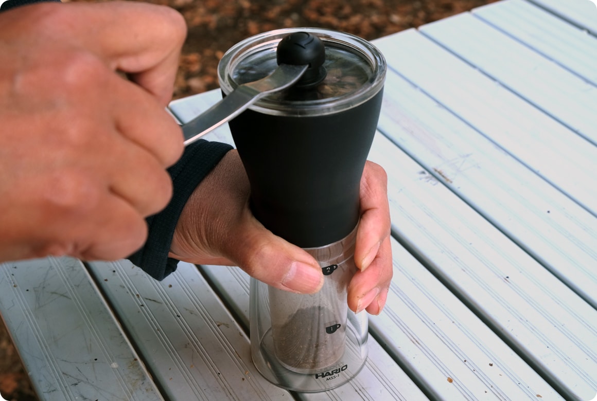 コーヒー豆は深煎りで粗挽き