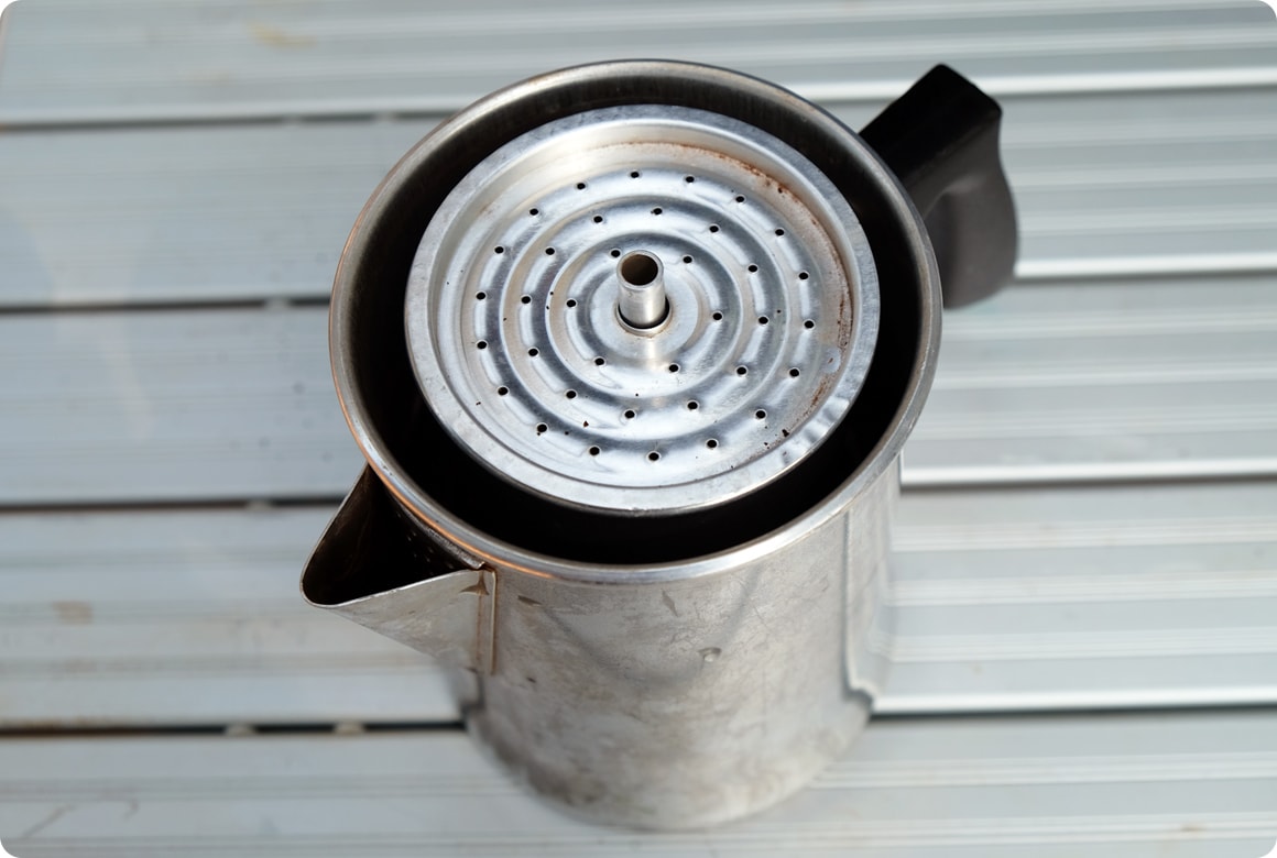 湯が沸騰したら、一度火を消して、コーヒー豆の入ったバスケットをセット