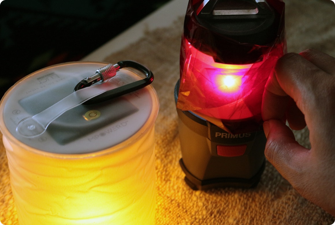 使用するバッテリーランタンやライト類に赤色モードがない場合は、赤いセロファンを巻き付けておく