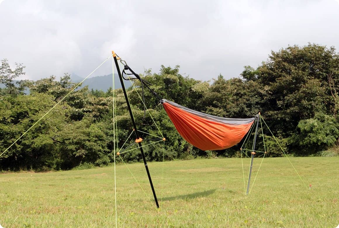 コットやハンモックは北東方向をメインに、空が広く見える場所に設置