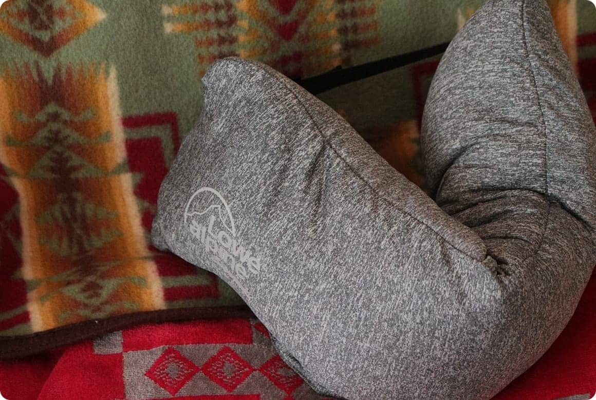 枕やネックピローもあると疲れにくくておすすめ