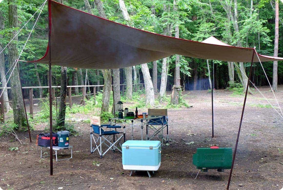 サブポールを4本使い、屋根部分をほぼフラットに