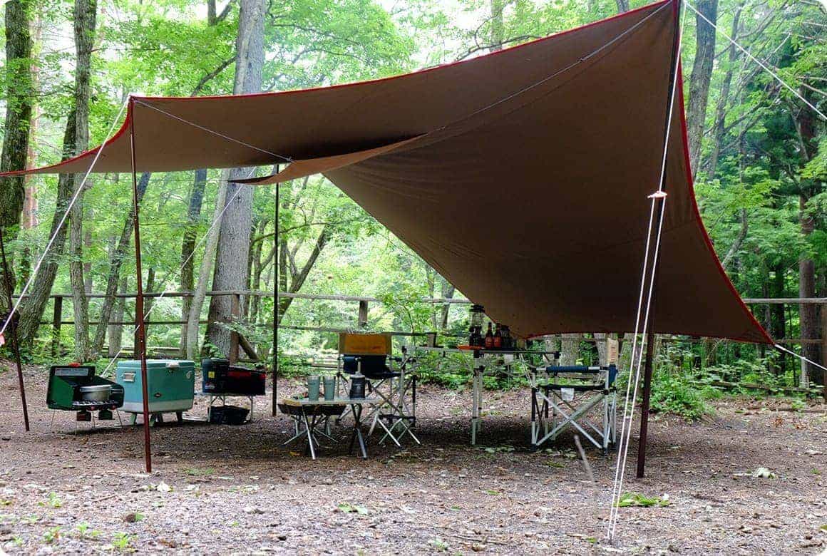 西日が厳しいときは、片側を落として日差しを遮断