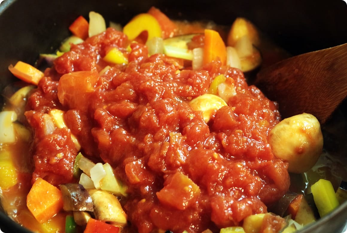 トマトやキュウリ、スイカ、ナスなど、夏野菜をたっぷり使い、体を冷やしやすい料理