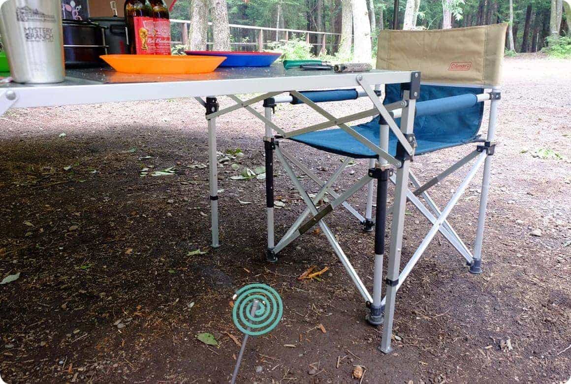 蚊取り線香をテーブル下と風上に数個置く