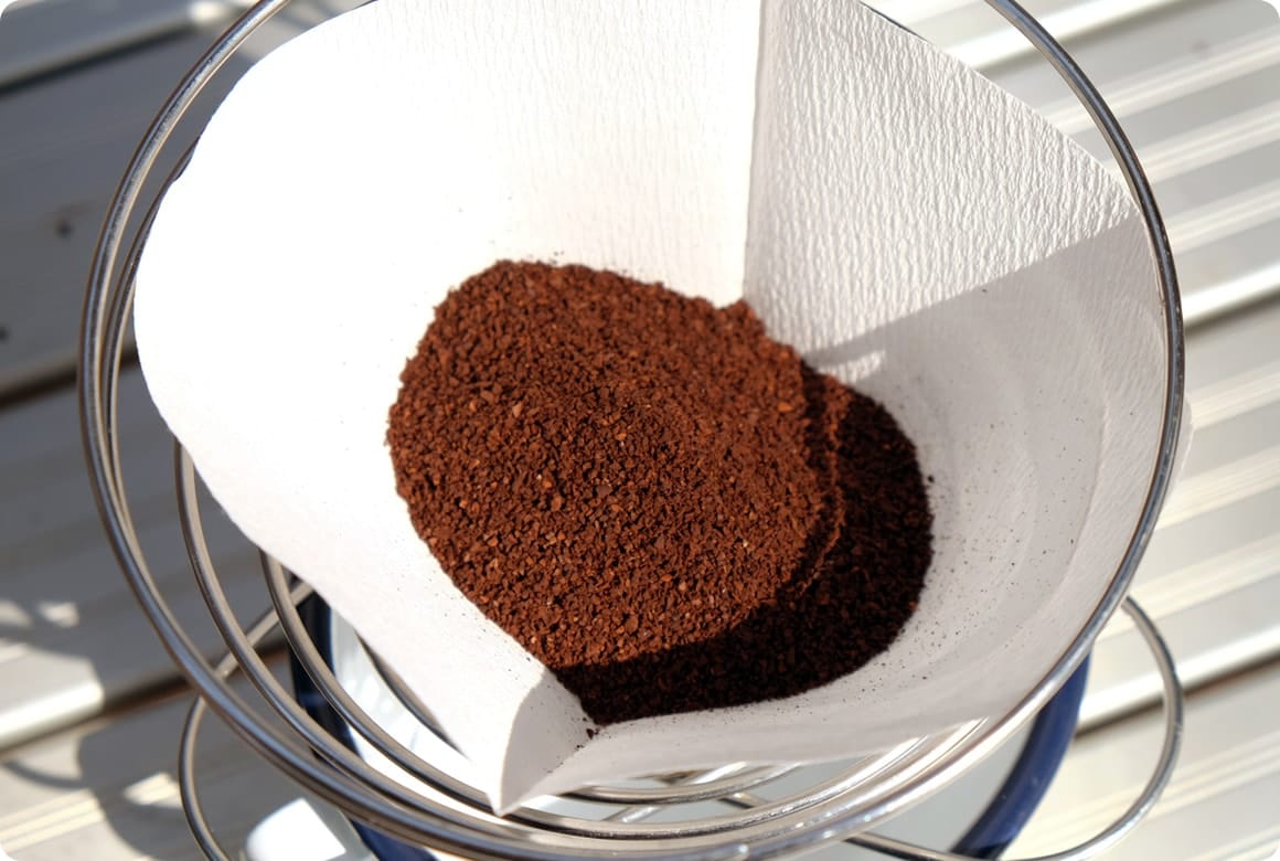 円錐型のペーパーフィルターをセットし豆を入れる