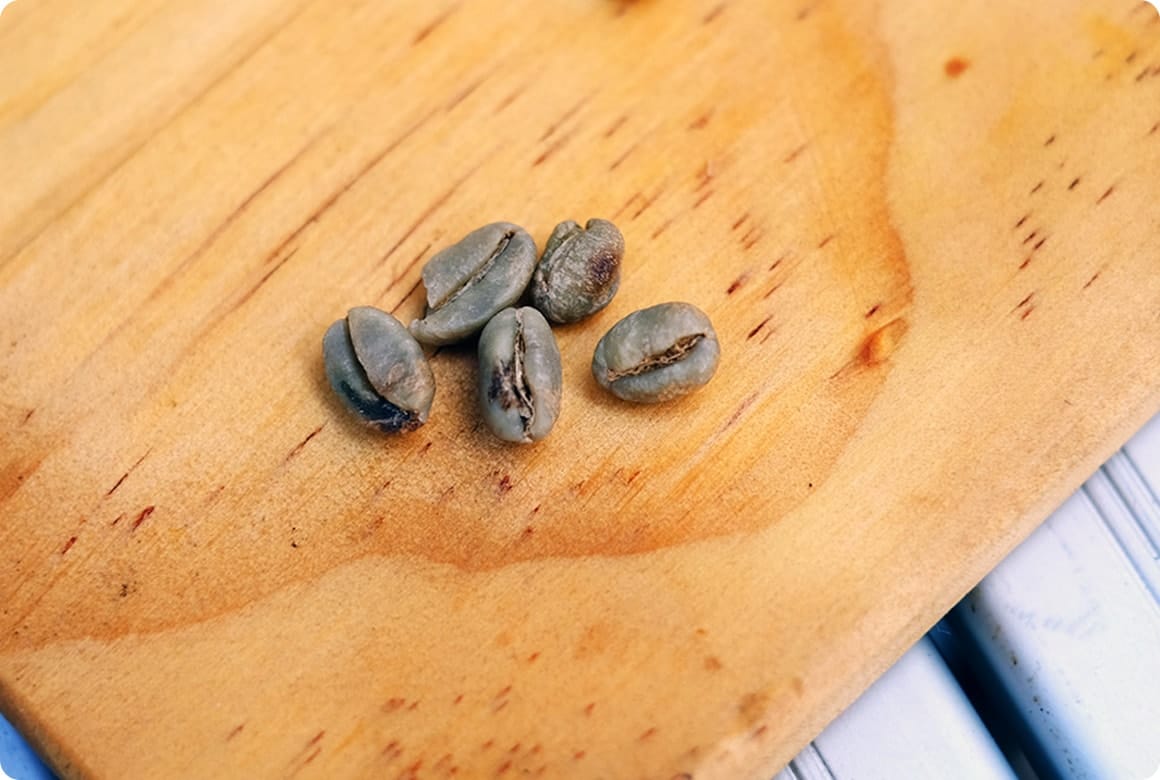 欠けている豆や黒い豆、白っぽい豆