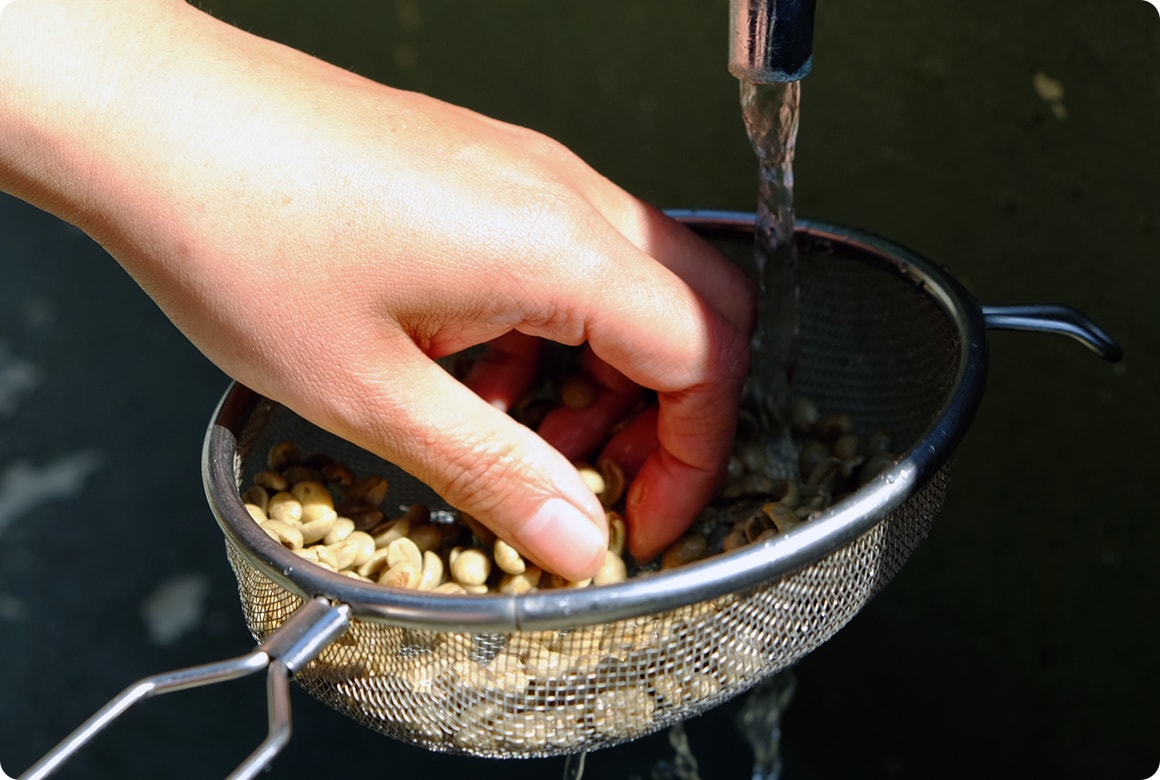 豆をザルに入れて、軽い力でこすり洗い