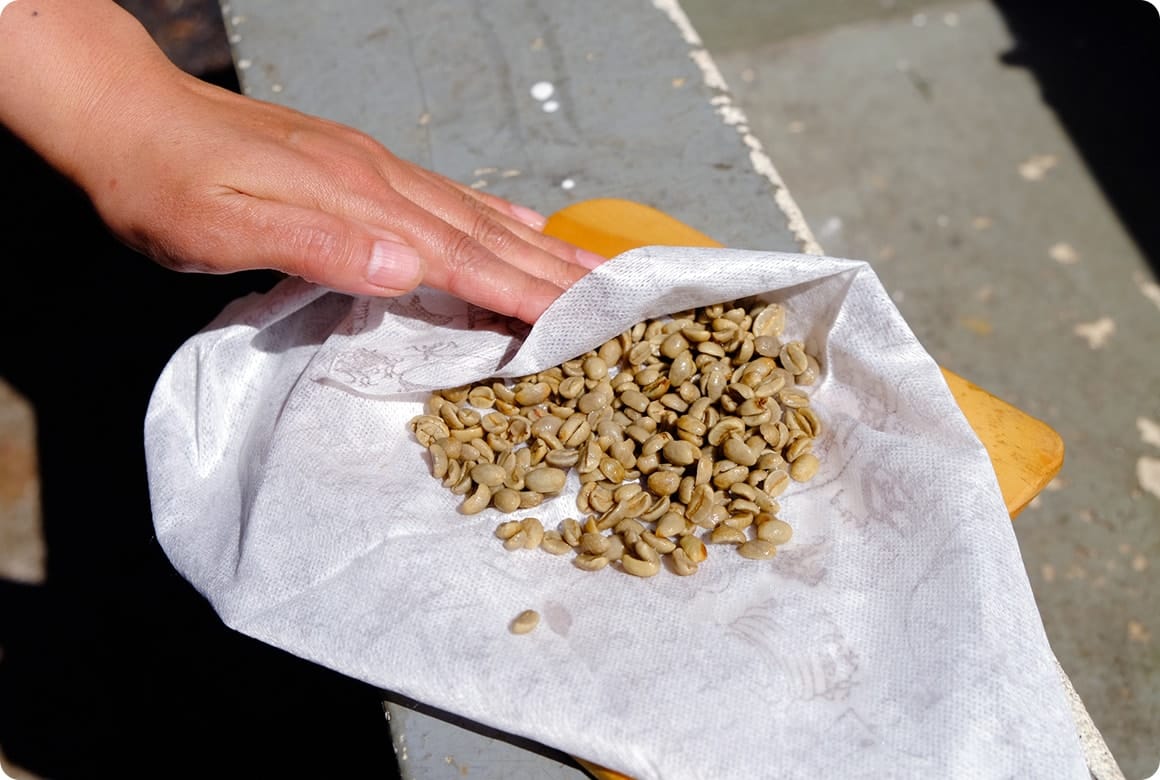 タオルやペーパーでしっかり水分を拭き取る