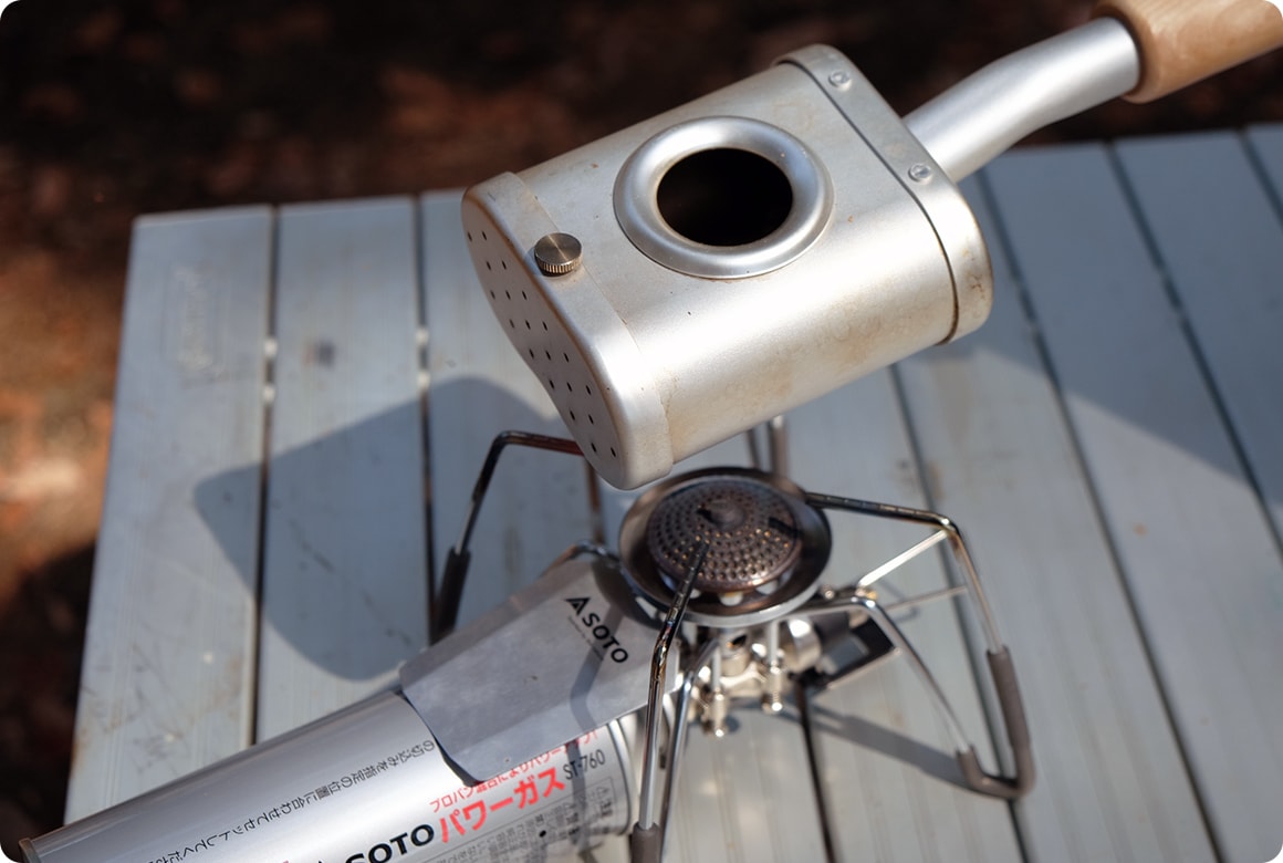 ロースターがバーナーの熱から離れすぎないよう一定の高さで細かく左右に振り続けます