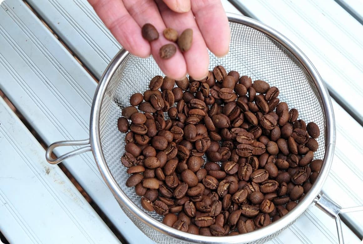 好みの色になったらザルにあげる