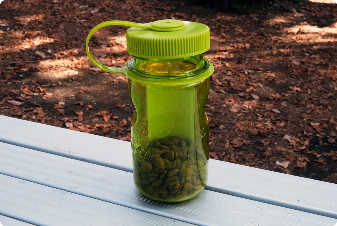 焙煎後に密閉容器に入れたコーヒー豆