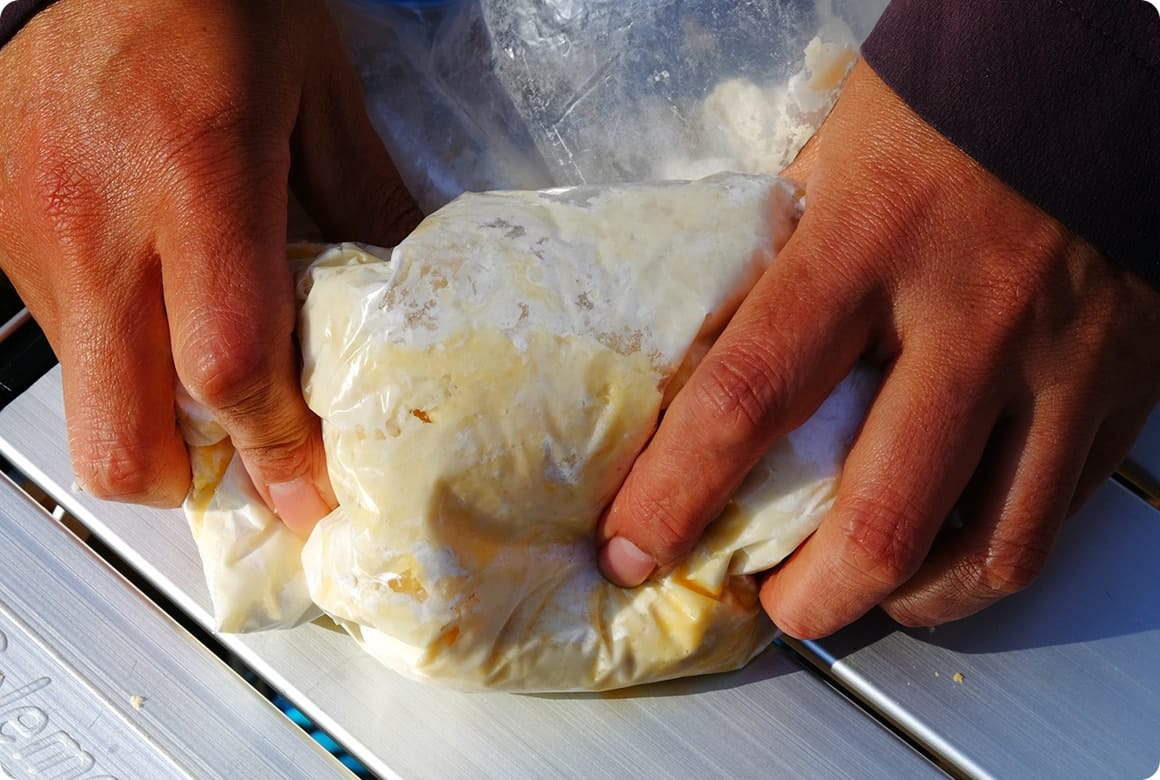 袋ごとこねます